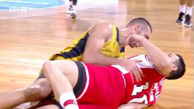 Ο Σλαφτσάκης «γκρέμισε» στο παρκέ τον Παπανικολάου και του ζήτησε συγγνώμη