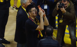 Ο Σιάο τραβούσε βίντεο την εξέδρα του Άρη - Σήκωσε κασκόλ της ομάδας (pic)