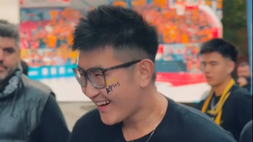 Θερμή υποδοχή για τον Ρίτσαρντ Σιάο στο Αλεξάνδρειο, βάφτηκε στα χρώματα του Άρη και έκανε σουτάκια! (vid)