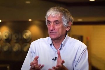 Τζον Μαρτίνης: Ποιος είναι ο 67χρονος Ελληνοαμερικανός που τιμήθηκε με το Νόμπελ Φυσικής (vid)