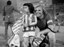 Το βράδυ που ο αείμνηστος Μπόμπι Μουρ έγινε αρχηγός του Ολυμπιακού – Η ιστορία του θρύλου της Γουέστ Χαμ, ο «φοβερός κόσμος» και η Μύκονος