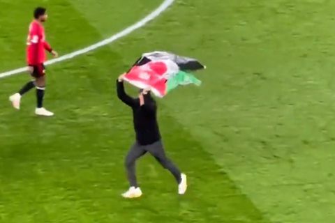 Οπαδός εισέβαλε στο γήπεδο κατά τη διάρκεια του Κοπεγχάγη - Μάντσεστερ Γιουνάιτεντ με σημαία της Παλαιστίνης