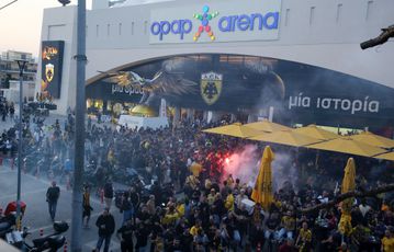 Άδειες οι εξέδρες, γεμάτη η πλατεία του «αετού» για το ματς της ΑΕΚ με τον Αστέρα