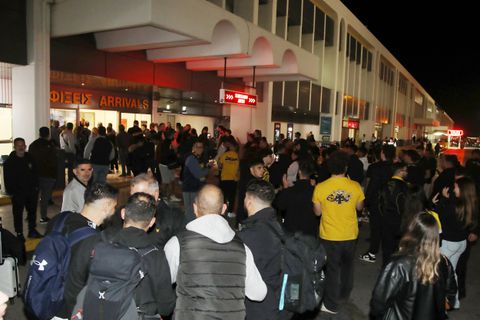 Ζεστή υποδοχή στην αποστολή της ΑΕΚ στο αεροδρόμιο του Ηρακλείου