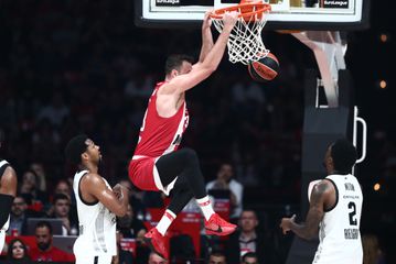 Η τάπα του Μιλουτίνοβ που έγινε... νανούρισμα στον Μίλτον (vid)