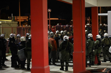 «Όχλος Ελλήνων οπαδών τραυμάτισε σοβαρά αστυνομικό»: Τα ξένα ΜΜΕ για τα επεισόδια στο Ολυμπιακός - Παναθηναϊκός