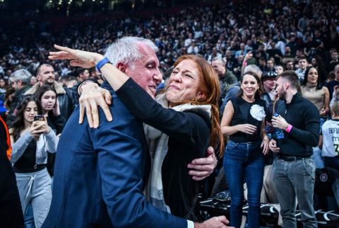 Συγκλονιστικές στιγμές στη Stark Arena: Δακρυσμένος ο Ομπράντοβιτς φιλούσε τον Άντζουσιτς, ξέσπασε και η κόρη του Ζοτς