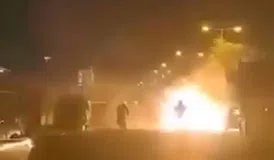 Η στιγμή της διακομιδής του αστυνομικού που τραυματίστηκε από φωτοβολίδα στο Ολυμπιακός - Παναθηναϊκός (vids)