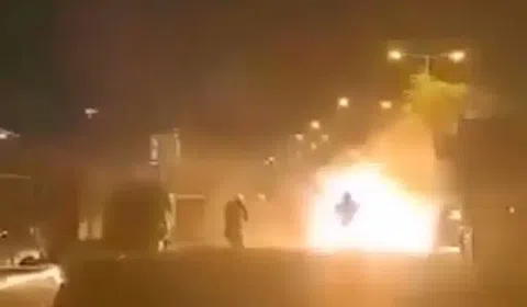 Η στιγμή της διακομιδής του αστυνομικού που τραυματίστηκε από φωτοβολίδα στο Ολυμπιακός - Παναθηναϊκός (vids)