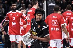 O Ζακ Λεντέι μπήκε στο γήπεδο για προθέρμανση παρέα με μία θερμάστρα