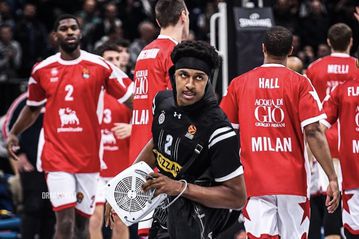 O Ζακ Λεντέι μπήκε στο γήπεδο για προθέρμανση παρέα με μία θερμάστρα