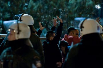 ΕΛ.ΑΣ: «Ενδείξεις ότι ανάμεσα στους προσαγόμενους βρίσκονται οι δράστες» - Ποια τα πολεμοφόδια που κατασχέθηκαν