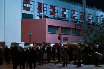 Σε κώμα ο αστυνομικός που τραυματίστηκε στα επεισόδια έξω από το κλειστό του Ρέντη