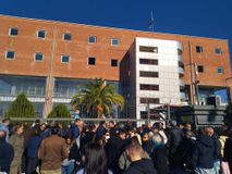 Έκτακτο: Δύο κοπέλες που είχαν προσαχθεί βγήκαν στις 17:00 από το μεταγωγών - Αγκάλιασαν με κλάματα τους γονείς τους