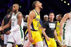 Έχασαν και αποκλείστηκαν οι Μπακς του Αντετοκούνμπο - Ο Χαλιμπάρτον οδήγησε τους Πέισερς στον τελικό του Κυπέλλου (vids)