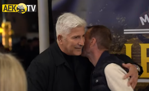 Η αγκαλιά των... μύθων Σαβέβσκι και Μανωλά - Ο δεύτερος ζήτησε αυτόγραφο από τον πρώτο! (vid)