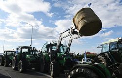 Απίστευτη ταλαιπωρία για την αυριανή αντίπαλο της Καρδίτσας - «Κόλλησε» στο μπλόκο των αγροτών στη Θήβα (vid)