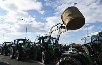 Απίστευτη ταλαιπωρία για την αυριανή αντίπαλο της Καρδίτσας - «Κόλλησε» στο μπλόκο των αγροτών στη Θήβα (vid)