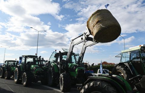 Απίστευτη ταλαιπωρία για την αυριανή αντίπαλο της Καρδίτσας - «Κόλλησε» στο μπλόκο των αγροτών στη Θήβα (vid)