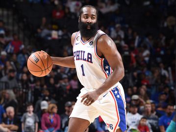 «Τριπλός» Χάρντεν έκανε τη διαφορά για τους Σίξερς