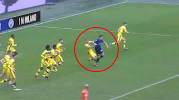 Χαμός στη Serie A και στο Ίντερ - Βερόνα λόγω της αγκωνιάς του Μπαστόνι που δεν είδε ο VAR (vid)