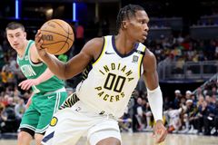 Οι Πέισερς νίκησαν και τους Σέλτικς αλλά τώρα ανησυχούν γιατί τραυματίστηκε ο Χαλιμπάρτον (vids)