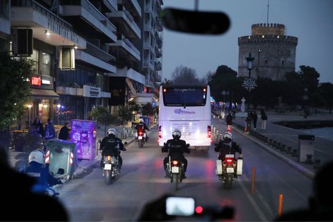 Η στιγμή που η αποστολή της ΑΕΚ κατευθυνόταν προς την Τούμπα (vid)