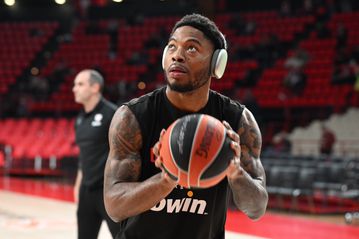 H προθέρμανση του Τζόουνς στο ΣΕΦ πριν το τζάμπολ με Μπάγερν (vid)