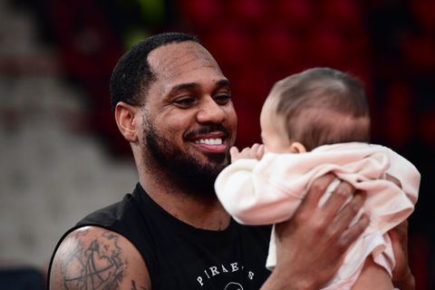 Πανέμορφη στιγμή με τον... χαζόμπαμπα Μόρις στο ΣΕΦ! (pics)