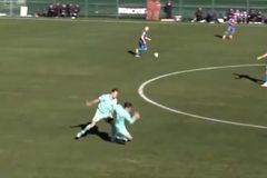 Ο Κούτσιας δέχτηκε αδιανόητη επίθεση από συμπαίκτη του κατά τη διάρκεια φιλικού (vid)