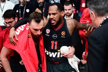 «Παγωμάρα» στο ΣΕΦ με Μόρις - Γύρισε το πόδι του και αποχώρησε υποβασταζόμενος (vid)