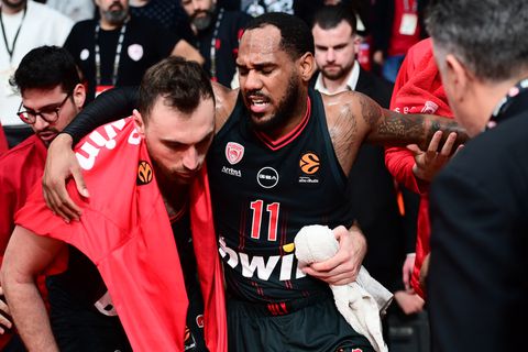 «Παγωμάρα» στο ΣΕΦ με Μόρις - Γύρισε το πόδι του και αποχώρησε υποβασταζόμενος (vid)