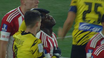 Το fair play της χρονιάς από τον Γκατσίνοβιτς, αγκάλιασε τον Σαμασέκου μετά το αυτογκόλ (vid)