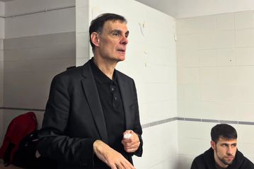 O Μπαρτζώκας δεν μπορούσε να κρύψει το χαμόγελό του στα αποδυτήρια: «Παιδιά, σας το είχα πει...» (vid)