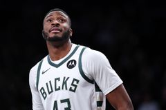 «Οι Μπακς πετάνε λευκή πετσέτα, βάζουν τον Θανάση Αντετοκούνμπο»: Το σχόλιο του παρουσιαστή των Τίμπεργουλβς που προκάλεσε αντιδράσεις