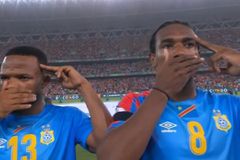 Συγκλονιστική σκηνή: Οι παίκτες του Κονγκό άκουσαν τον εθνικό τους ύμνο μιμούμενοι ότι έχουν όπλο στο κεφάλι τους – Ο λόγος της κίνησής τους