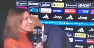 Αμηχανία προκάλεσε ο Σπαλέτι που φίλησε δημοσιογράφο την ώρα που έδινε δηλώσεις: «Μπορώ να σε φιλήσω»