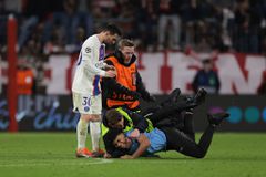 Φίλαθλος... όρμησε στον Μέσι - Τον απομάκρυνε η ασφάλεια (vid)