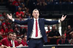 Ο Σάρας διασκεδάζει στη Βίσση και τραγουδάει σε άπταιστα ελληνικά «Είμαι στα πάνω μου» (vid)