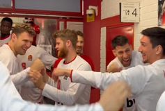 Ο Λαρεντζάκης την πάτησε και τις... έφαγε από τους συμπαίκτες του πριν το τζάμπολ (vid)