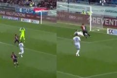 Δύσκολο μεσημέρι για τον Μανωλά: Τον... ξάπλωσε με εκπληκτική προσποίηση ο Λαπαντούλα και μπήκε με την μπάλα στα δίχτυα (vid)