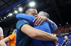 Η αγκαλιά του Καραλή στον πατέρα του μετά το χρυσό μετάλλιο (gallery)