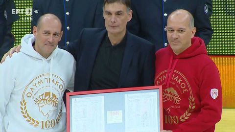 Oλυμπιακός: Οι Αγγελόπουλοι βράβευσαν τον Γιώργο Μπαρτζώκα
