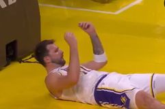 Η προκλητική χειρονομία του Ντόντσιτς προς τους διαιτητές (vid)