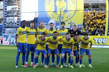 Οι παίκτες του Παναιτωλικού με την επετειακή φανέλα