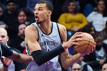 Με 39αρα του Γουεμπανιάμα οι Σπερς πήραν το ντέρμπι με τους Σέλτικς