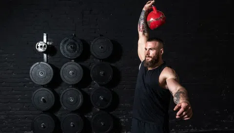 Οι 5 καλύτερες ασκήσεις με Kettlebell: Ένας Αποτελεσματικός Τρόπος για Δύναμη, Αντοχή και Καύση Λίπους