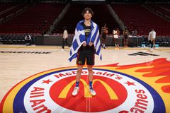 Ο Στογιάκοβιτς με τη σημαία της Ελλάδας στο... πέτο, έπαιξε στο ματς των επιλέκτων κόντρα στο γιο του ΛεΜπρόν Τζέιμς (vids)