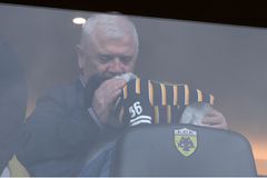 Ντυμένος στα «κιτρινόμαυρα» ο σκύλος του Μελισσανίδη - Βλέπουν αγκαλιά στην «OPAP Arena» ΑΕΚ - Άρης