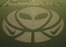 Η Nike θα λανσάρει τα προϊόντα του Ουεμπανιαμά με σήμα ένα... άλιεν! (vid)